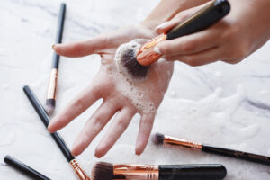 ASÍ DEBES LIMPIAR TUS BROCHAS DE MAQUILLAJE