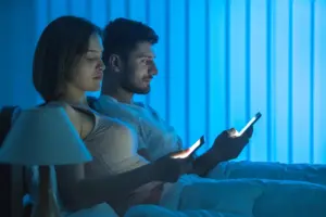 LA EXPOSICIÓN EXCESIVA A LA LUZ AZUL DE TU MÓVIL TE HACE ENVEJECER
