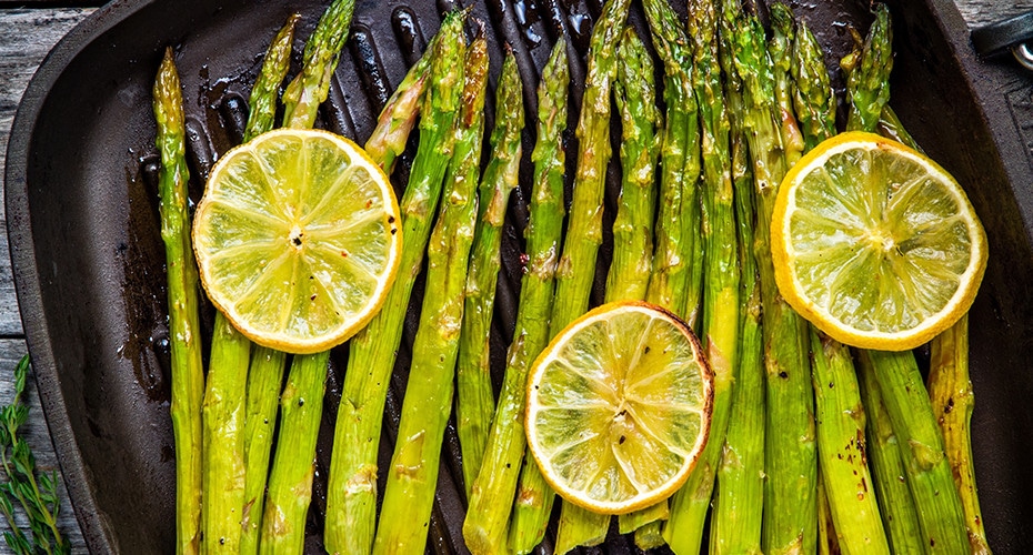 Espárragos a la parrilla con ajo y limón