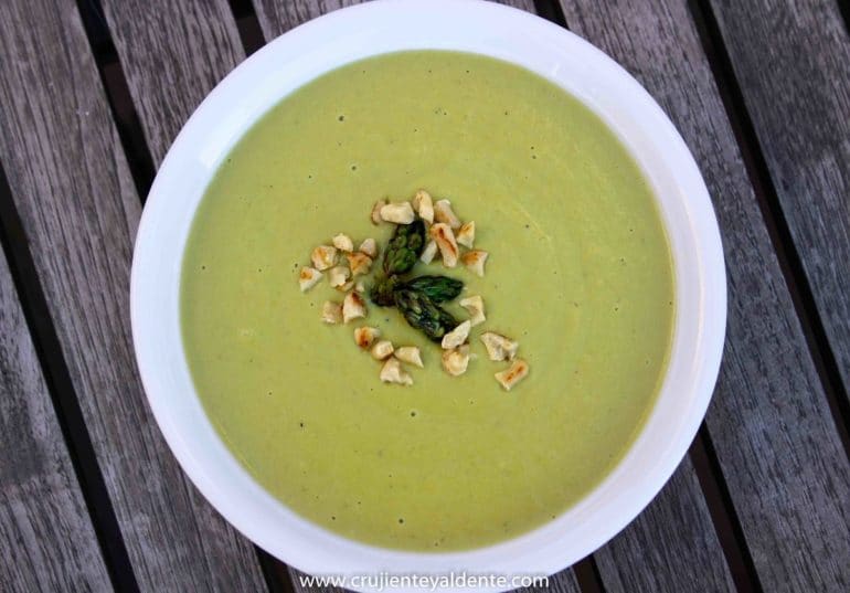 Crema de espárragos al estilo casero con hierbas frescas y nueces