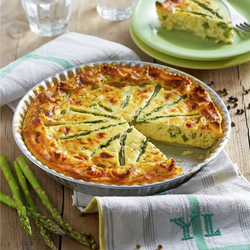 Quiche de espárragos y champiñones con queso parmesano y masa